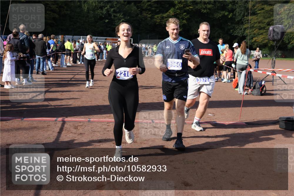27.09.2026 - 35. Volkslauf durch das schöne Alstertal Strokosch-Dieckow http://msf.ph/oto/10582933 27.09.2026 11:31:52 Ziel 1417, 2216, 3214, 3370, 3951, 3960 meine-sportfotos.de
