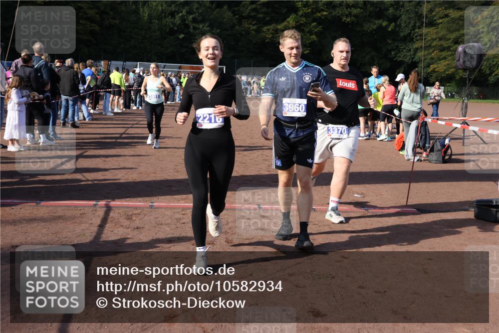 27.09.2026 - 35. Volkslauf durch das schöne Alstertal Strokosch-Dieckow http://msf.ph/oto/10582934 27.09.2026 11:31:52 Ziel 1417, 2216, 3214, 3370, 3951, 3960 meine-sportfotos.de