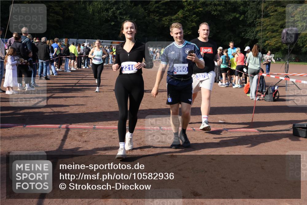 27.09.2026 - 35. Volkslauf durch das schöne Alstertal Strokosch-Dieckow http://msf.ph/oto/10582936 27.09.2026 11:31:52 Ziel 1417, 2216, 3214, 3370, 3951, 3960 meine-sportfotos.de