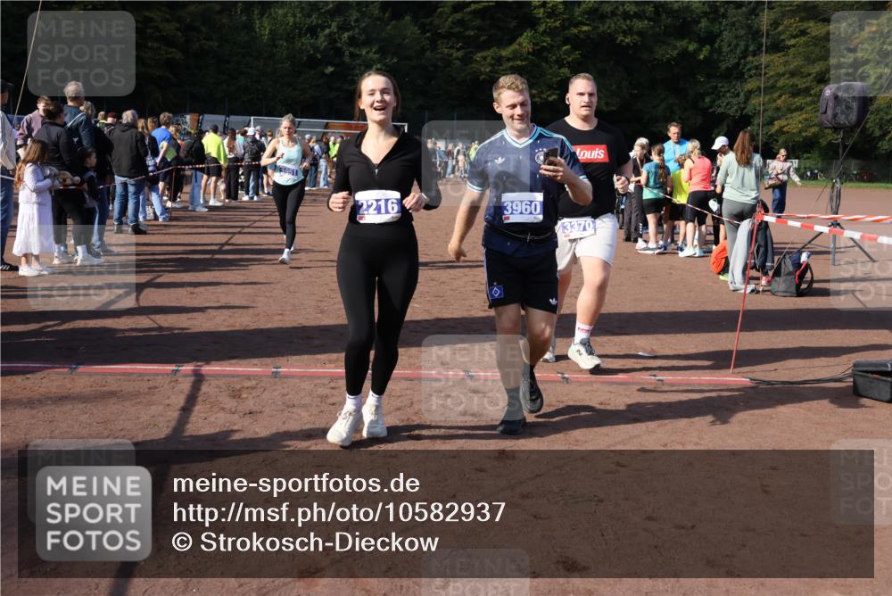 27.09.2026 - 35. Volkslauf durch das schöne Alstertal Strokosch-Dieckow http://msf.ph/oto/10582937 27.09.2026 11:31:52 Ziel 1417, 2216, 3214, 3370, 3951, 3960 meine-sportfotos.de