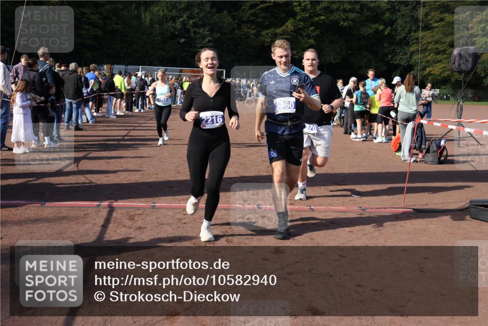 27.09.2026 - 35. Volkslauf durch das schöne Alstertal Strokosch-Dieckow http://msf.ph/oto/10582940 27.09.2026 11:31:51 Ziel 1417, 2216, 3214, 3370, 3951, 3960 meine-sportfotos.de