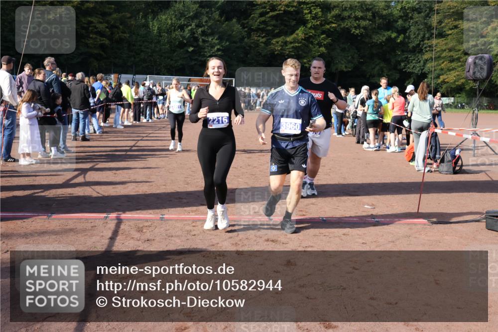 27.09.2026 - 35. Volkslauf durch das schöne Alstertal Strokosch-Dieckow http://msf.ph/oto/10582944 27.09.2026 11:31:51 Ziel 1417, 2216, 3214, 3370, 3951, 3960 meine-sportfotos.de