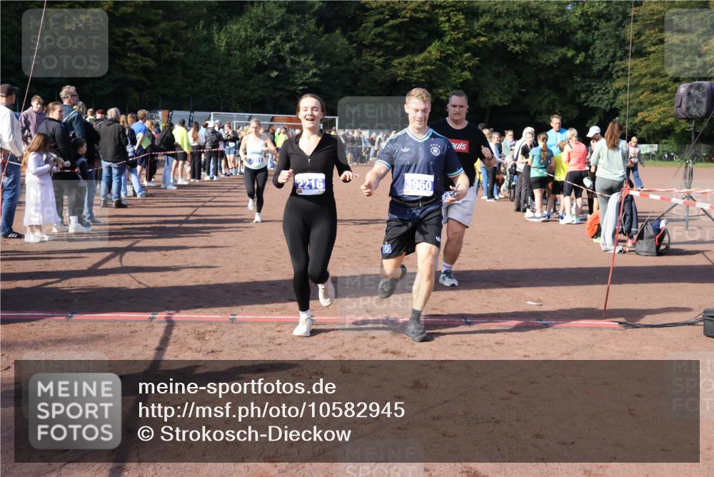 27.09.2026 - 35. Volkslauf durch das schöne Alstertal Strokosch-Dieckow http://msf.ph/oto/10582945 27.09.2026 11:31:51 Ziel 1417, 2216, 3214, 3370, 3951, 3960 meine-sportfotos.de