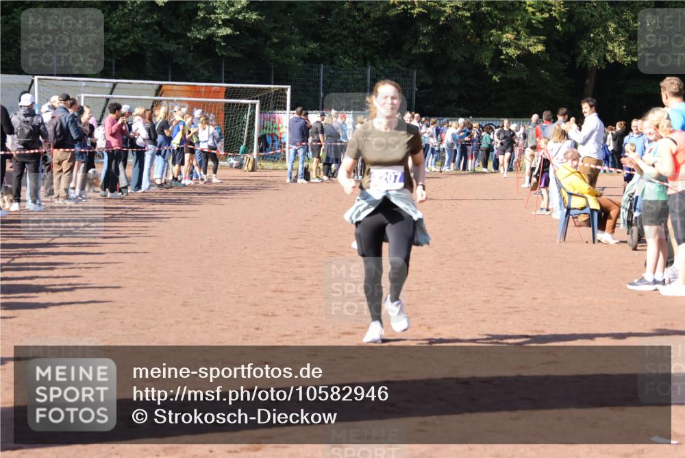 27.09.2026 - 35. Volkslauf durch das schöne Alstertal Strokosch-Dieckow http://msf.ph/oto/10582946 27.09.2026 11:27:16 Ziel 3207, 3994 meine-sportfotos.de