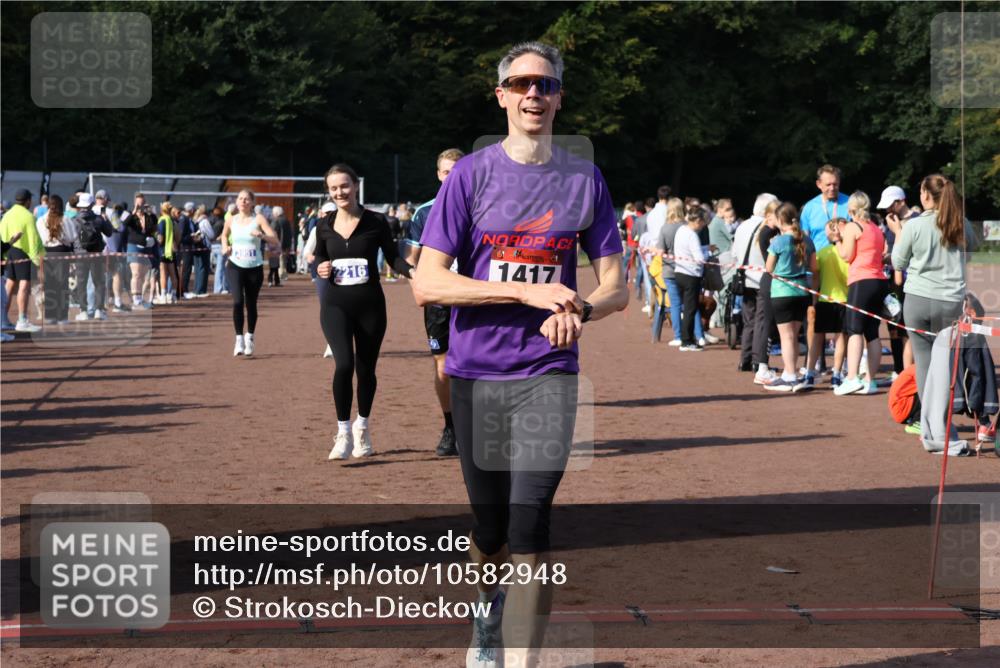 27.09.2026 - 35. Volkslauf durch das schöne Alstertal Strokosch-Dieckow http://msf.ph/oto/10582948 27.09.2026 11:31:49 Ziel 1417, 2216, 3214, 3370, 3951, 3960, 3975 meine-sportfotos.de