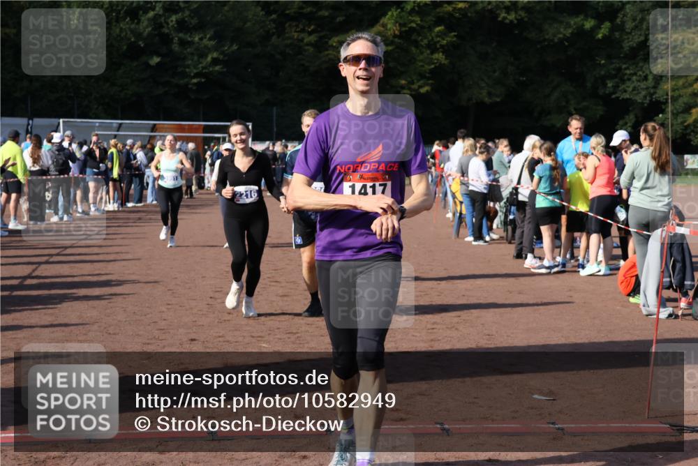 27.09.2026 - 35. Volkslauf durch das schöne Alstertal Strokosch-Dieckow http://msf.ph/oto/10582949 27.09.2026 11:31:49 Ziel 1417, 2216, 3214, 3370, 3951, 3960, 3975 meine-sportfotos.de