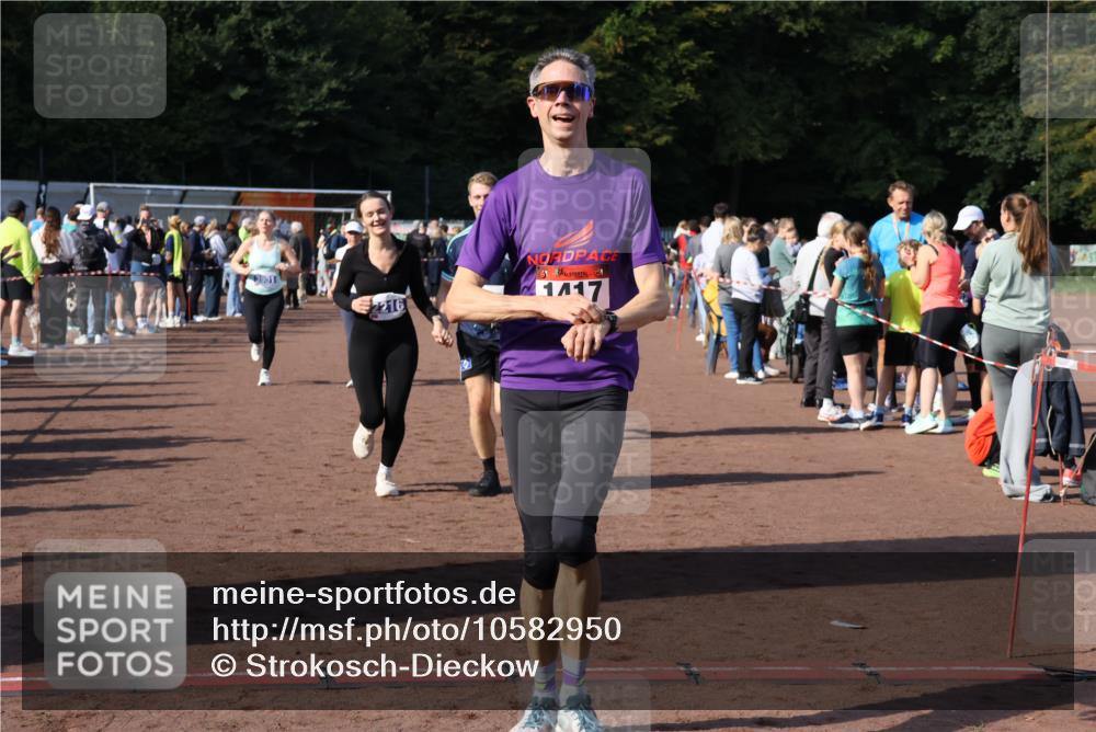 27.09.2026 - 35. Volkslauf durch das schöne Alstertal Strokosch-Dieckow http://msf.ph/oto/10582950 27.09.2026 11:31:49 Ziel 1417, 2216, 3214, 3370, 3951, 3960, 3975 meine-sportfotos.de