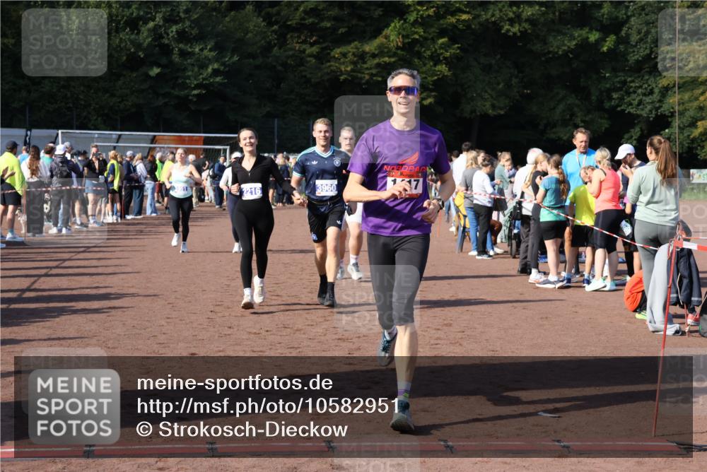 27.09.2026 - 35. Volkslauf durch das schöne Alstertal Strokosch-Dieckow http://msf.ph/oto/10582951 27.09.2026 11:31:49 Ziel 1417, 2216, 3214, 3370, 3951, 3960, 3975 meine-sportfotos.de