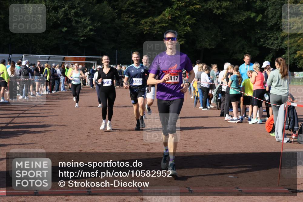 27.09.2026 - 35. Volkslauf durch das schöne Alstertal Strokosch-Dieckow http://msf.ph/oto/10582952 27.09.2026 11:31:48 Ziel 1417, 2216, 3214, 3370, 3951, 3960, 3975 meine-sportfotos.de