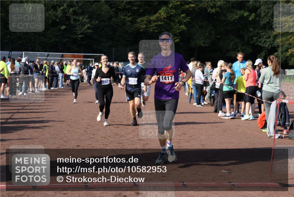 27.09.2026 - 35. Volkslauf durch das schöne Alstertal Strokosch-Dieckow http://msf.ph/oto/10582953 27.09.2026 11:31:48 Ziel 1417, 2216, 3214, 3370, 3951, 3960, 3975 meine-sportfotos.de
