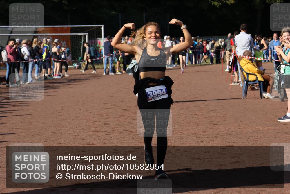 27.09.2026 - 35. Volkslauf durch das schöne Alstertal Strokosch-Dieckow http://msf.ph/oto/10582954 27.09.2026 11:27:13 Ziel 3207, 3994 meine-sportfotos.de