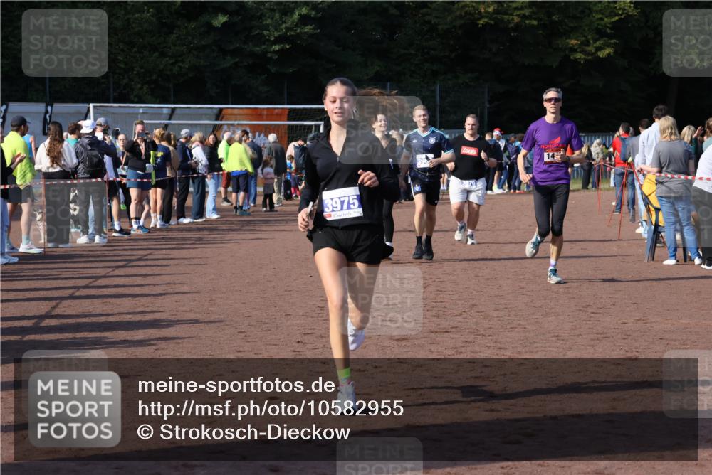 27.09.2026 - 35. Volkslauf durch das schöne Alstertal Strokosch-Dieckow http://msf.ph/oto/10582955 27.09.2026 11:31:45 Ziel 1417, 2216, 3214, 3370, 3951, 3960, 3975 meine-sportfotos.de