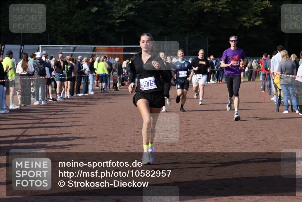 27.09.2026 - 35. Volkslauf durch das schöne Alstertal Strokosch-Dieckow http://msf.ph/oto/10582957 27.09.2026 11:31:45 Ziel 1417, 2216, 3214, 3370, 3951, 3960, 3975 meine-sportfotos.de