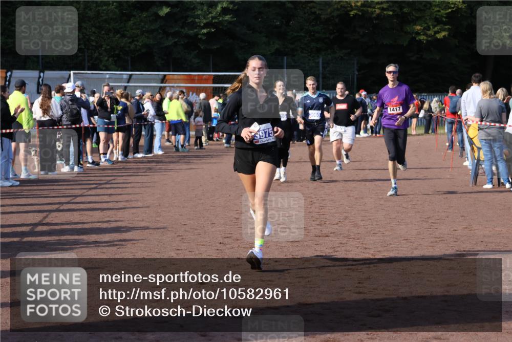 27.09.2026 - 35. Volkslauf durch das schöne Alstertal Strokosch-Dieckow http://msf.ph/oto/10582961 27.09.2026 11:31:45 Ziel 1417, 2216, 3214, 3370, 3951, 3960, 3975 meine-sportfotos.de
