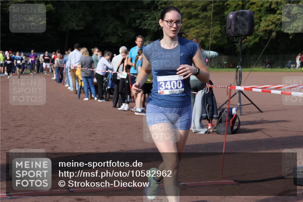 27.09.2026 - 35. Volkslauf durch das schöne Alstertal Strokosch-Dieckow http://msf.ph/oto/10582962 27.09.2026 11:31:36 Ziel 1424, 3245, 3400 meine-sportfotos.de