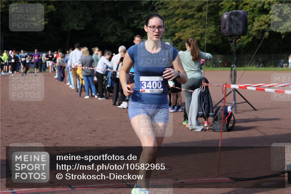 27.09.2026 - 35. Volkslauf durch das schöne Alstertal Strokosch-Dieckow http://msf.ph/oto/10582965 27.09.2026 11:31:36 Ziel 1424, 3245, 3400 meine-sportfotos.de