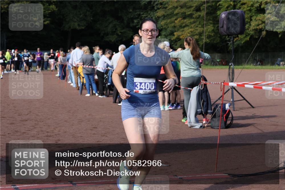 27.09.2026 - 35. Volkslauf durch das schöne Alstertal Strokosch-Dieckow http://msf.ph/oto/10582966 27.09.2026 11:31:36 Ziel 1424, 3245, 3400 meine-sportfotos.de
