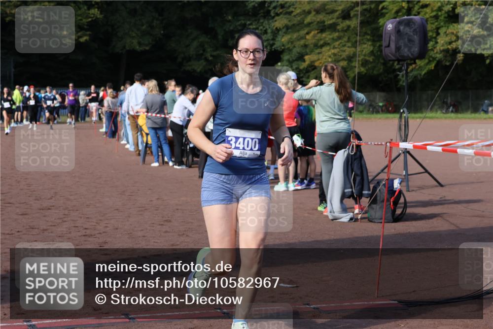 27.09.2026 - 35. Volkslauf durch das schöne Alstertal Strokosch-Dieckow http://msf.ph/oto/10582967 27.09.2026 11:31:36 Ziel 1424, 3245, 3400 meine-sportfotos.de