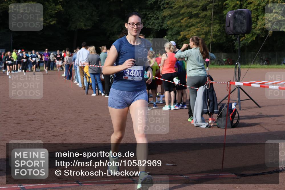 27.09.2026 - 35. Volkslauf durch das schöne Alstertal Strokosch-Dieckow http://msf.ph/oto/10582969 27.09.2026 11:31:36 Ziel 1424, 3245, 3400 meine-sportfotos.de
