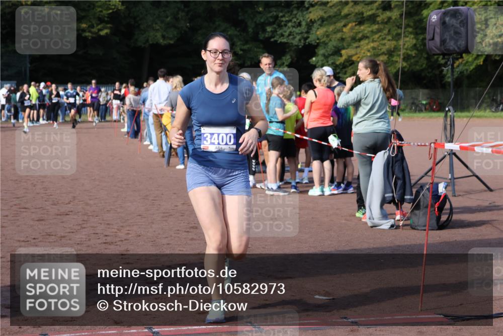 27.09.2026 - 35. Volkslauf durch das schöne Alstertal Strokosch-Dieckow http://msf.ph/oto/10582973 27.09.2026 11:31:36 Ziel 1424, 3245, 3400 meine-sportfotos.de