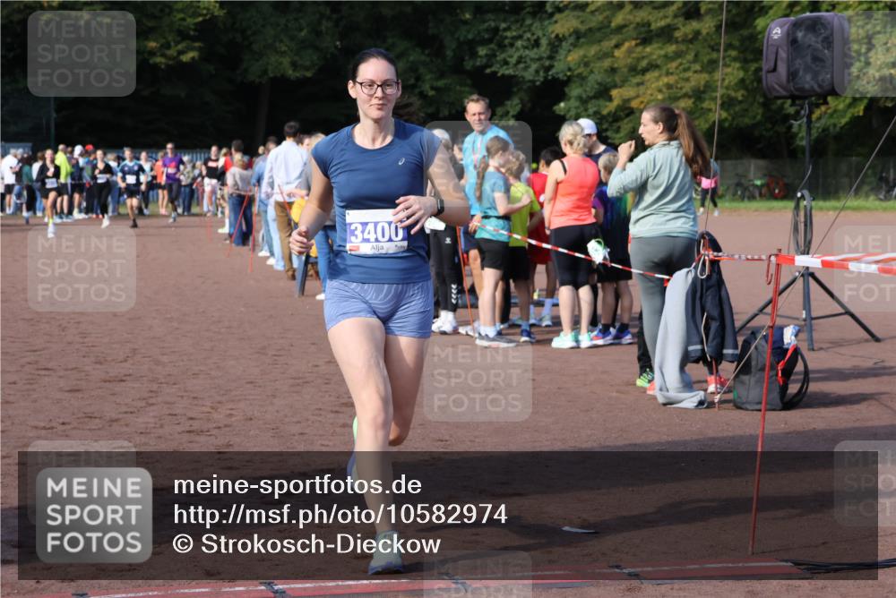 27.09.2026 - 35. Volkslauf durch das schöne Alstertal Strokosch-Dieckow http://msf.ph/oto/10582974 27.09.2026 11:31:36 Ziel 1424, 3245, 3400 meine-sportfotos.de