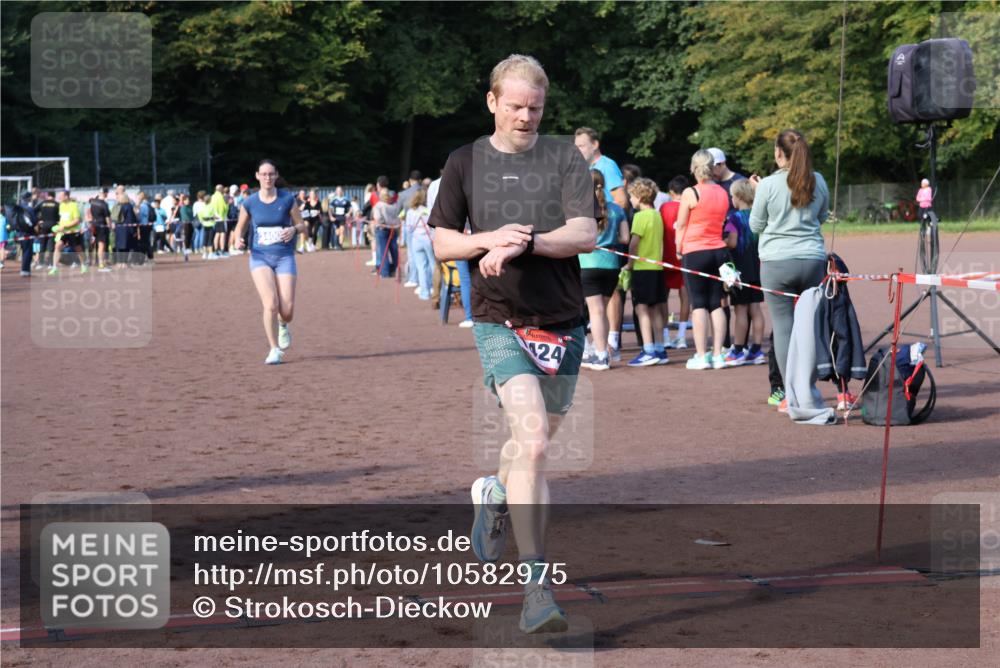 27.09.2026 - 35. Volkslauf durch das schöne Alstertal Strokosch-Dieckow http://msf.ph/oto/10582975 27.09.2026 11:31:32 Ziel 1424, 3245, 3400 meine-sportfotos.de