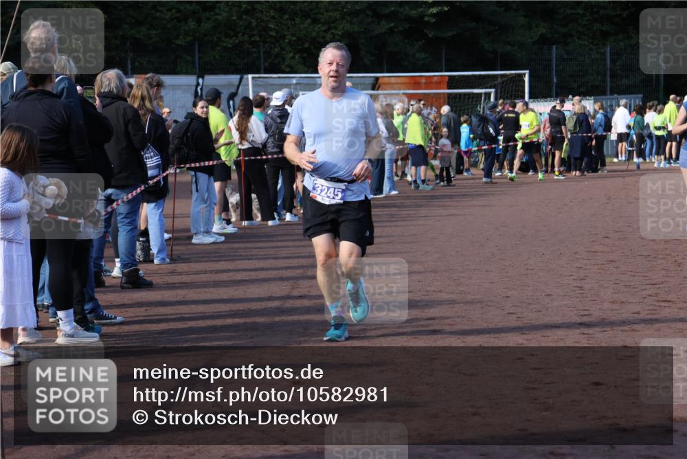 27.09.2026 - 35. Volkslauf durch das schöne Alstertal Strokosch-Dieckow http://msf.ph/oto/10582981 27.09.2026 11:31:31 Ziel 1424, 3245, 3400 meine-sportfotos.de