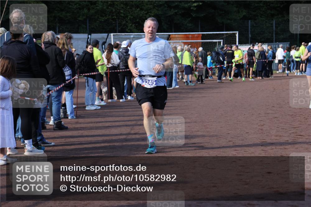 27.09.2026 - 35. Volkslauf durch das schöne Alstertal Strokosch-Dieckow http://msf.ph/oto/10582982 27.09.2026 11:31:31 Ziel 1424, 3245, 3400 meine-sportfotos.de