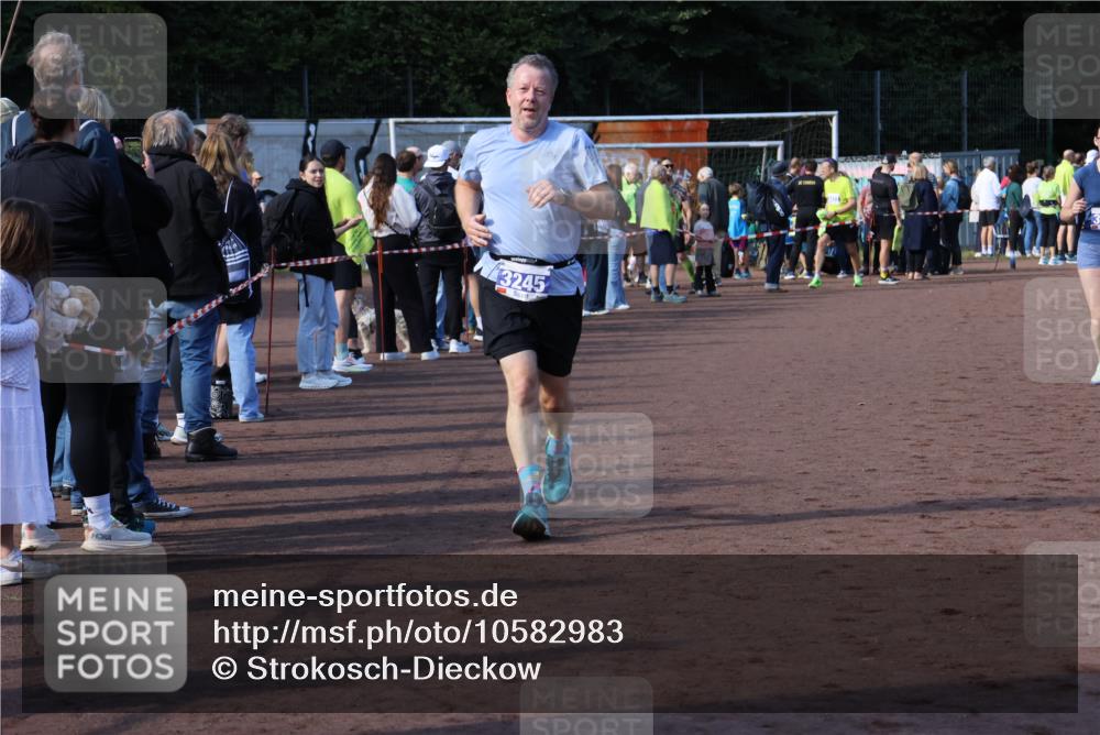 27.09.2026 - 35. Volkslauf durch das schöne Alstertal Strokosch-Dieckow http://msf.ph/oto/10582983 27.09.2026 11:31:31 Ziel 1424, 3245, 3400 meine-sportfotos.de