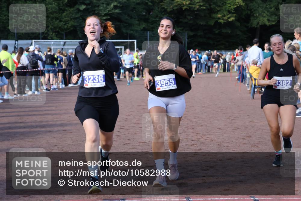 27.09.2026 - 35. Volkslauf durch das schöne Alstertal Strokosch-Dieckow http://msf.ph/oto/10582988 27.09.2026 11:31:22 Ziel 1420, 3095, 3236, 3382, 3955 meine-sportfotos.de