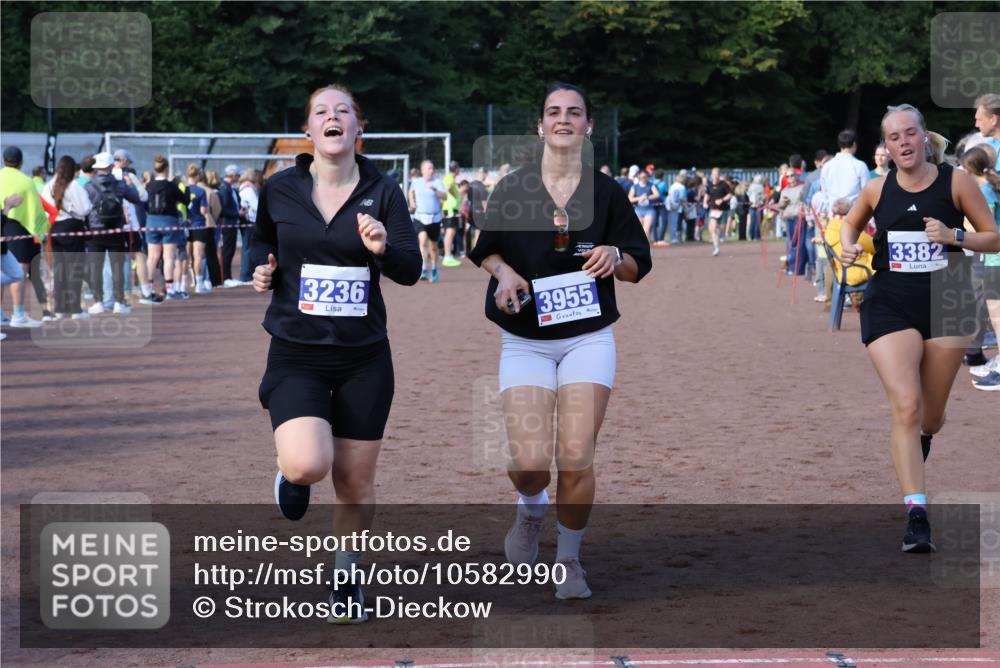 27.09.2026 - 35. Volkslauf durch das schöne Alstertal Strokosch-Dieckow http://msf.ph/oto/10582990 27.09.2026 11:31:22 Ziel 1420, 3095, 3236, 3382, 3955 meine-sportfotos.de