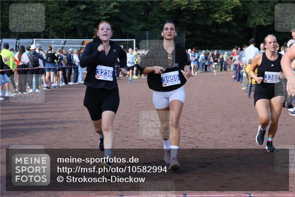 27.09.2026 - 35. Volkslauf durch das schöne Alstertal Strokosch-Dieckow http://msf.ph/oto/10582994 27.09.2026 11:31:22 Ziel 1420, 3095, 3236, 3382, 3955 meine-sportfotos.de