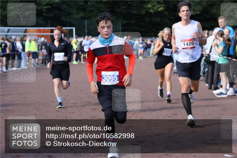 27.09.2026 - 35. Volkslauf durch das schöne Alstertal Strokosch-Dieckow http://msf.ph/oto/10582998 27.09.2026 11:31:20 Ziel 1420, 3095, 3236, 3350, 3382, 3955 meine-sportfotos.de