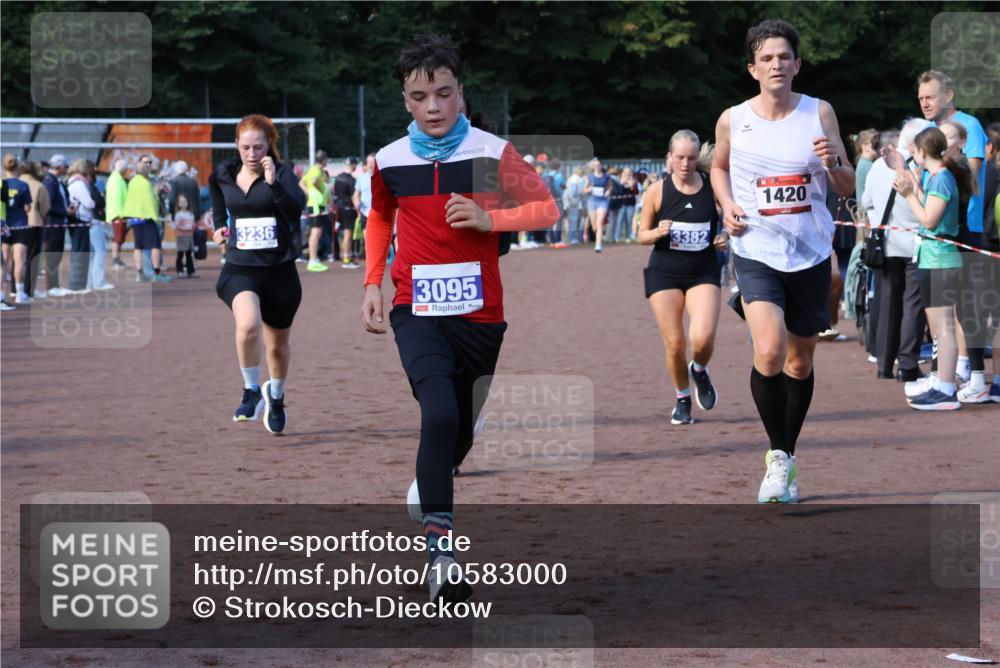 27.09.2026 - 35. Volkslauf durch das schöne Alstertal Strokosch-Dieckow http://msf.ph/oto/10583000 27.09.2026 11:31:20 Ziel 1420, 3095, 3236, 3350, 3382, 3955 meine-sportfotos.de