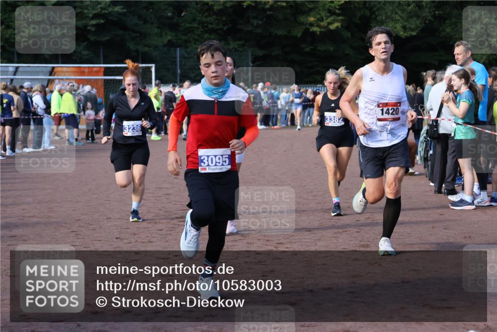 27.09.2026 - 35. Volkslauf durch das schöne Alstertal Strokosch-Dieckow http://msf.ph/oto/10583003 27.09.2026 11:31:20 Ziel 1420, 3095, 3236, 3350, 3382, 3955 meine-sportfotos.de