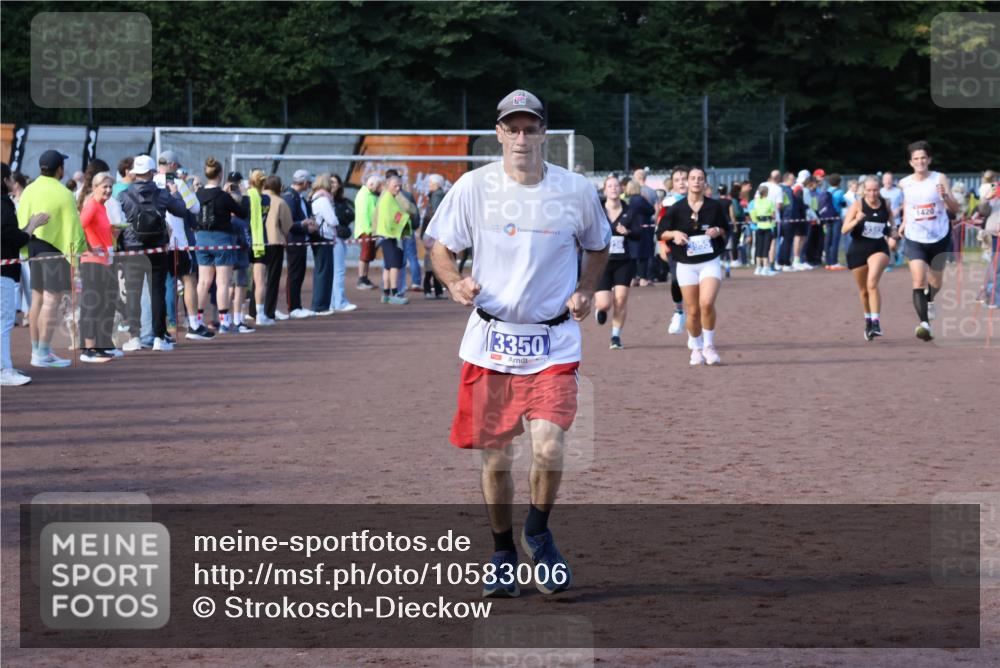 27.09.2026 - 35. Volkslauf durch das schöne Alstertal Strokosch-Dieckow http://msf.ph/oto/10583006 27.09.2026 11:31:15 Ziel 1420, 3095, 3119, 3141, 3236, 3350, 3382, 3955 meine-sportfotos.de