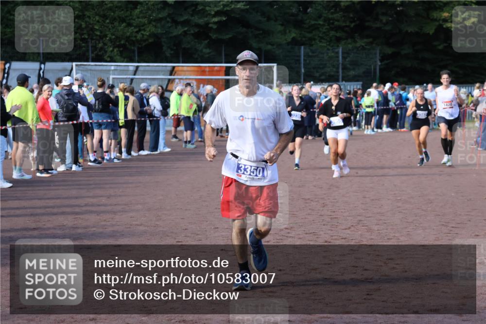 27.09.2026 - 35. Volkslauf durch das schöne Alstertal Strokosch-Dieckow http://msf.ph/oto/10583007 27.09.2026 11:31:15 Ziel 1420, 3095, 3119, 3141, 3236, 3350, 3382, 3955 meine-sportfotos.de