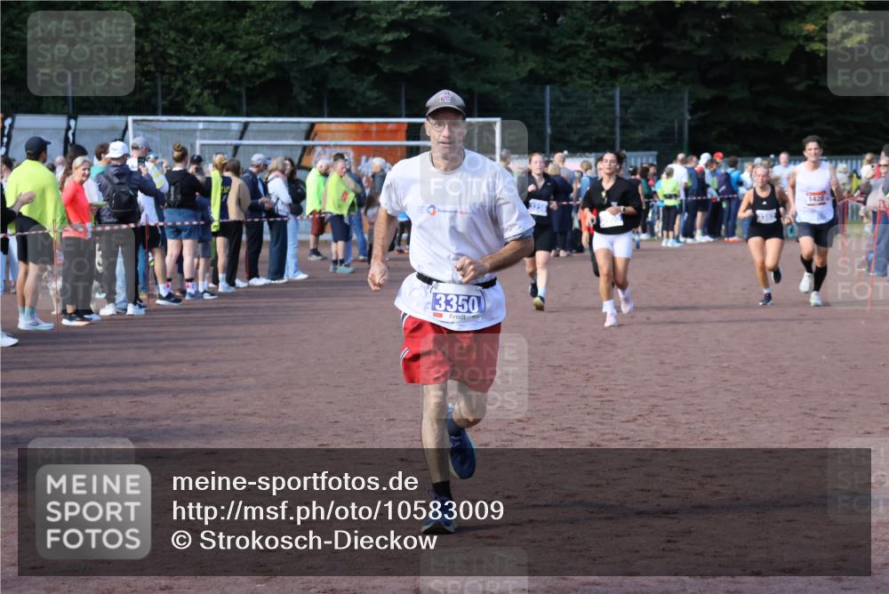 27.09.2026 - 35. Volkslauf durch das schöne Alstertal Strokosch-Dieckow http://msf.ph/oto/10583009 27.09.2026 11:31:15 Ziel 1420, 3095, 3119, 3141, 3236, 3350, 3382, 3955 meine-sportfotos.de