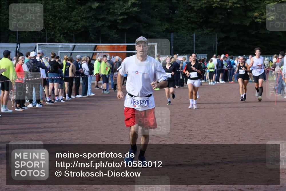 27.09.2026 - 35. Volkslauf durch das schöne Alstertal Strokosch-Dieckow http://msf.ph/oto/10583012 27.09.2026 11:31:15 Ziel 1420, 3095, 3119, 3141, 3236, 3350, 3382, 3955 meine-sportfotos.de