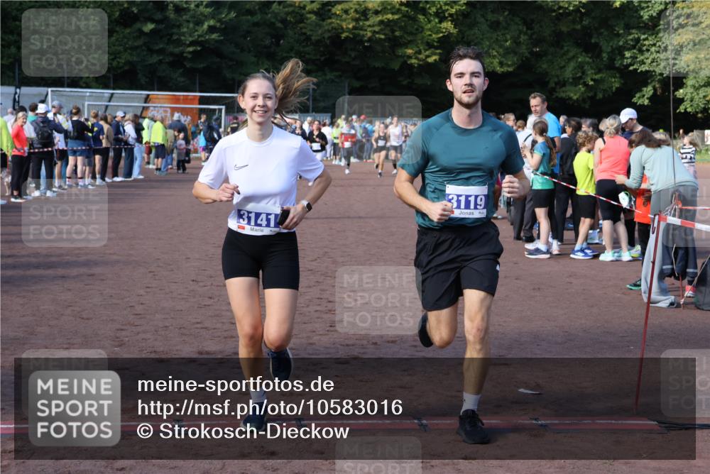 27.09.2026 - 35. Volkslauf durch das schöne Alstertal Strokosch-Dieckow http://msf.ph/oto/10583016 27.09.2026 11:31:11 Ziel 3119, 3141, 3172, 3350 meine-sportfotos.de
