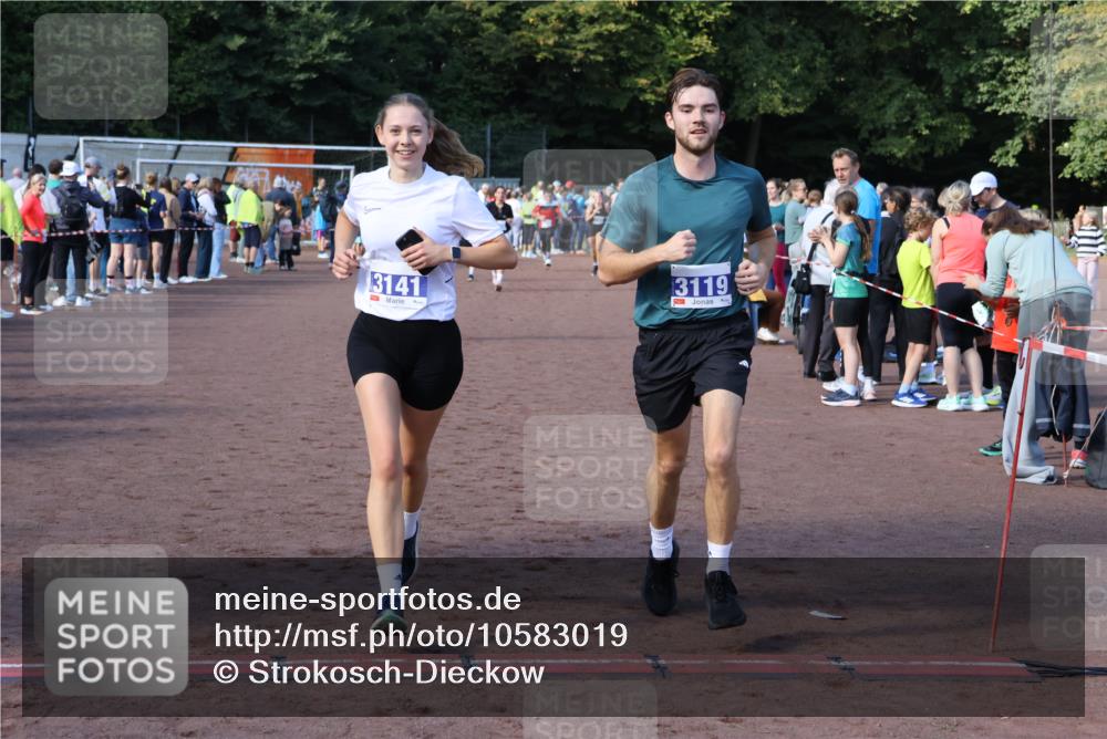 27.09.2026 - 35. Volkslauf durch das schöne Alstertal Strokosch-Dieckow http://msf.ph/oto/10583019 27.09.2026 11:31:11 Ziel 3119, 3141, 3172, 3350 meine-sportfotos.de