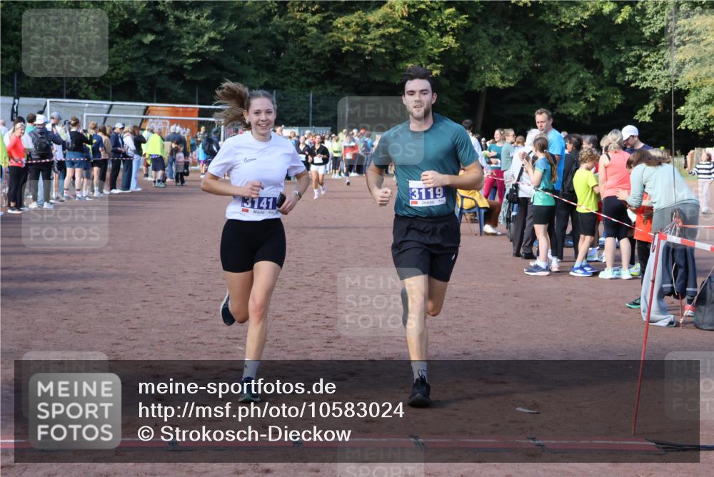 27.09.2026 - 35. Volkslauf durch das schöne Alstertal Strokosch-Dieckow http://msf.ph/oto/10583024 27.09.2026 11:31:11 Ziel 3119, 3141, 3172, 3350 meine-sportfotos.de