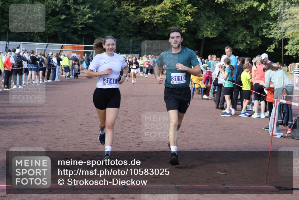 27.09.2026 - 35. Volkslauf durch das schöne Alstertal Strokosch-Dieckow http://msf.ph/oto/10583025 27.09.2026 11:31:11 Ziel 3119, 3141, 3172, 3350 meine-sportfotos.de