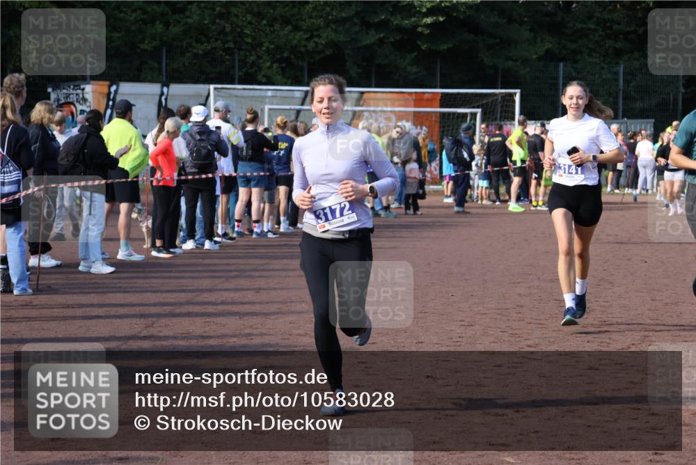 27.09.2026 - 35. Volkslauf durch das schöne Alstertal Strokosch-Dieckow http://msf.ph/oto/10583028 27.09.2026 11:31:08 Ziel 3119, 3141, 3172, 3350 meine-sportfotos.de