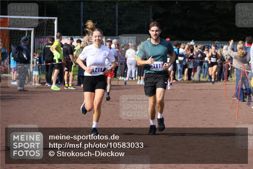 27.09.2026 - 35. Volkslauf durch das schöne Alstertal Strokosch-Dieckow http://msf.ph/oto/10583033 27.09.2026 11:31:07 Ziel 3119, 3141, 3172 meine-sportfotos.de