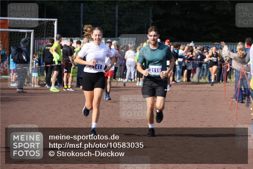 27.09.2026 - 35. Volkslauf durch das schöne Alstertal Strokosch-Dieckow http://msf.ph/oto/10583035 27.09.2026 11:31:06 Ziel 3119, 3141, 3172 meine-sportfotos.de