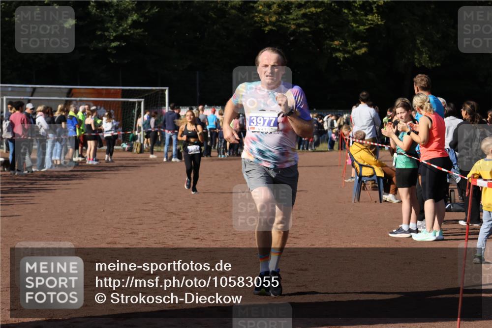 27.09.2026 - 35. Volkslauf durch das schöne Alstertal Strokosch-Dieckow http://msf.ph/oto/10583055 27.09.2026 11:27:07 Ziel 3326, 3977, 3994 meine-sportfotos.de