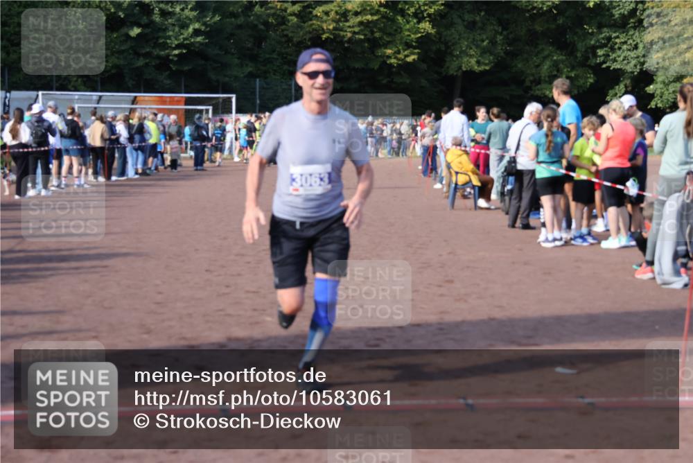 27.09.2026 - 35. Volkslauf durch das schöne Alstertal Strokosch-Dieckow http://msf.ph/oto/10583061 27.09.2026 11:30:41 Ziel 3063, 3219, 3972 meine-sportfotos.de