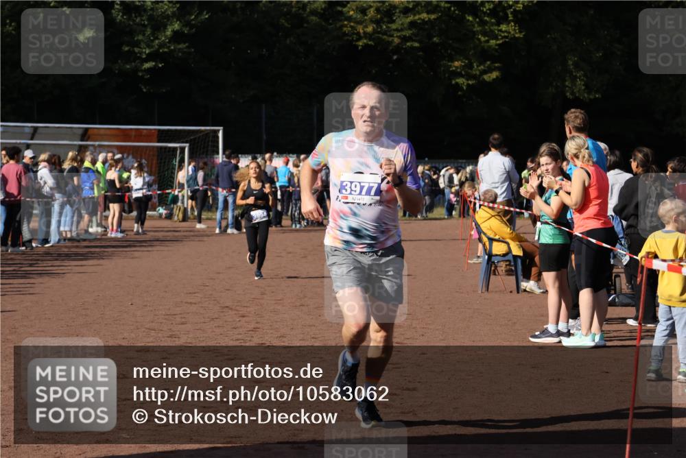27.09.2026 - 35. Volkslauf durch das schöne Alstertal Strokosch-Dieckow http://msf.ph/oto/10583062 27.09.2026 11:27:07 Ziel 3326, 3977, 3994 meine-sportfotos.de