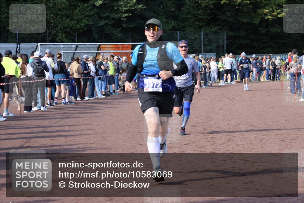 27.09.2026 - 35. Volkslauf durch das schöne Alstertal Strokosch-Dieckow http://msf.ph/oto/10583069 27.09.2026 11:30:38 Ziel 1415, 3063, 3972 meine-sportfotos.de